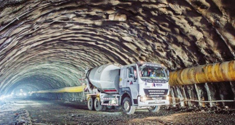 Khảo sát địa chất công trình là bước đầu tiên và quan trọng nhất trong việc đảm bảo nền móng vững chắc cho các dự án giao thông lớn như cao tốc